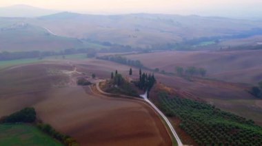 Podere Belvedere House sisli sabah mediterran kırsal huzurlu Toskana İtalya çevresi. Ters İHA 4k sinematikle uç