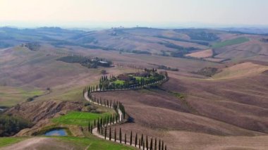 İtalya Cypress Yolu, Toskana kırsal kesimi. Yukarıdan aşağıya uçan drone 4k sinematik-