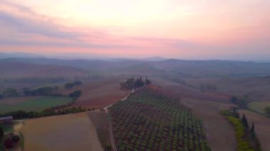 Podere Belvedere House sisli sabah mediterran kırsal huzurlu Toskana İtalya çevresi. panorama genel bakış İHA 4k sinematik