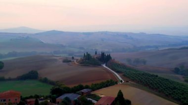 Podere Belvedere House sisli sabah mediterran kırsal huzurlu Toskana İtalya çevresi. daire görüntüsü 4k sinemaComment