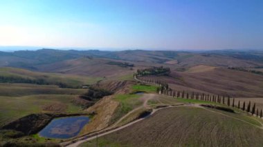 İtalya Cypress Yolu, Toskana kırsal kesimi. boom sağ drone 4k sinemasına kayıyor