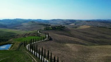 İtalya Cypress Yolu, Toskana kırsal kesimi. İHA 'nın üzerinden uçarken 4k sinematik...
