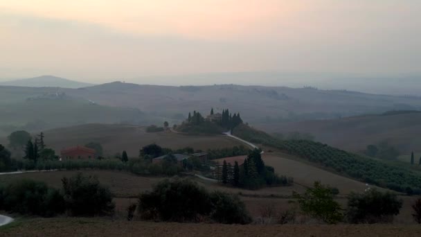 Podere Belvedere Huis Mistige Ochtend Mediterraan Platteland Idyllische Omgeving Toscane — Stockvideo