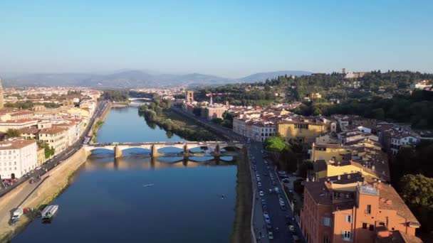 Ciudad Puente Medieval Florencia Río Arno Toscana Italia Rotación Dron — Vídeo de stock