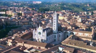 Piazza del Campo Kulesi ortaçağ şehri Siena Toskana İtalya. Ters İHA 4k sinematikle uç