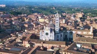 Piazza del Campo Kulesi ortaçağ şehri Siena Toskana İtalya. İHA 4k cinematik alçalıyor