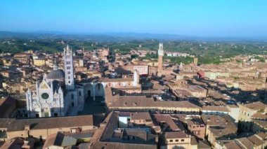 Piazza del Campo Kulesi ortaçağ şehri Siena Toskana İtalya. panorama genel bakış İHA 4k sinematik