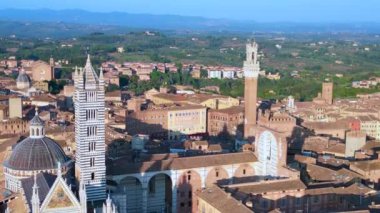 Piazza del Campo Kulesi ortaçağ şehri Siena Toskana İtalya. panorama yörüngesi drone 4k sinematik
