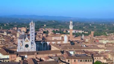 Piazza del Campo Kulesi ortaçağ şehri Siena Toskana İtalya. İHA 4k cinematik alçalıyor