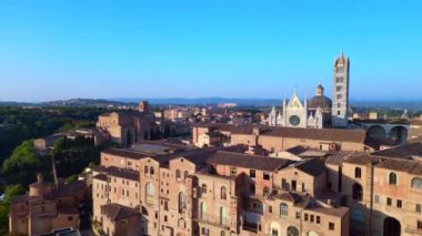 Piazza del Campo Kulesi ortaçağ şehri Siena Toskana İtalya. panorama yörüngesi drone 4k sinematik