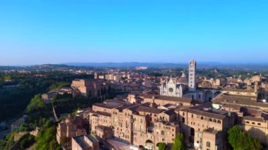 Piazza del Campo Kulesi ortaçağ şehri Siena Toskana İtalya. panorama yörüngesi drone 4k sinematik