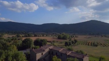 Toskana Villa İtalya Charlie Ev Kır Hayatı. panorama genel bakış İHA 4k sinematik