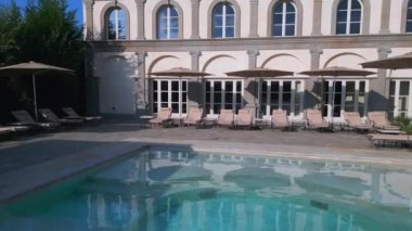 Charlie 'nin balayı havuzu Villa Tuscany İtalya. Ters İHA 4k sinematikle uç