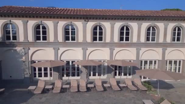 Charlie Flitterwochen Pool Villa Toskana Italien Absteigende Drohne Filmisch — Stockvideo