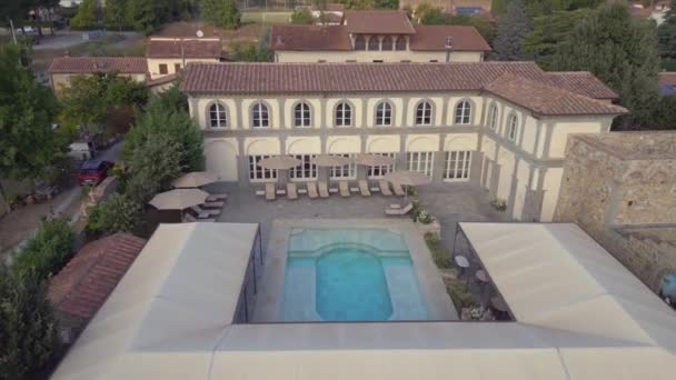 Charlie Flitterwochen Pool Villa Toskana Italien Absteigende Drohne Filmisch — Stockvideo