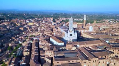 Piazza del Campo Kulesi ortaçağ şehri Siena Toskana İtalya. panorama yörüngesi drone 4k sinematik