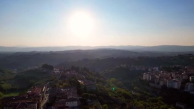 Piazza del Campo Kulesi ortaçağ şehri Siena Toskana İtalya. panorama yörüngesi drone 4k sinematik