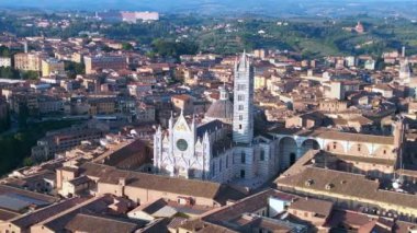 Piazza del Campo Kulesi ortaçağ şehri Siena Toskana İtalya. Geniş yörünge genel bakış İHA 4k sinematik