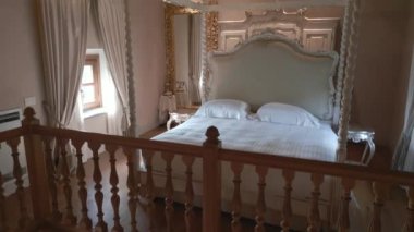 Lüks oda Charlie Relais Villa Toskana İtalya. İHA 4k sinemada yavaş yavaş batıyor.