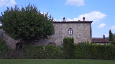 Toskana Villa İtalya Charlie Ev Kır Hayatı. boom sol İHA 4k sinemasına kayıyor