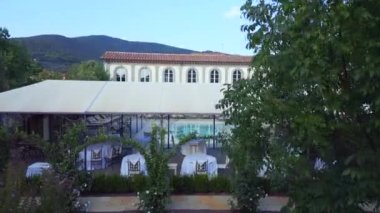 Charlie 'nin balayı havuzu Villa Tuscany İtalya. Yavaşça yükselen drone 4k sinemasal