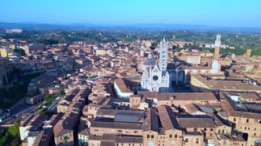 Piazza del Campo Kulesi ortaçağ şehri Siena Toskana İtalya. İHA kamerası 4K sinemasını gösteriyor.