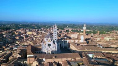 Piazza del Campo Kulesi ortaçağ şehri Siena Toskana İtalya. boom sağ drone 4k sinemasına kayıyor