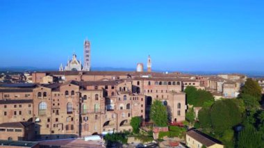 Piazza del Campo Kulesi ortaçağ şehri Siena Toskana İtalya. boom sol İHA 4k sinemasına kayıyor