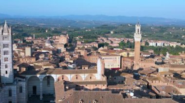 Piazza del Campo Kulesi ortaçağ şehri Siena Toskana İtalya. boom sol İHA 4k sinemasına kayıyor