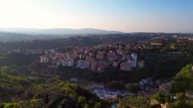 Piazza del Campo Kulesi ortaçağ şehri Siena Toskana İtalya. panorama yörüngesi drone 4k sinematik