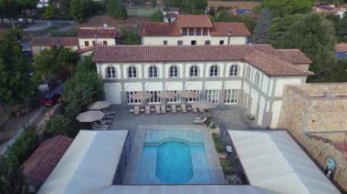 Charlie 'nin balayı havuzu Villa Tuscany İtalya. panorama genel bakış İHA 4k sinematik
