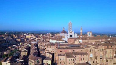 Piazza del Campo Kulesi ortaçağ şehri Siena Toskana İtalya. panorama yörüngesi drone 4k sinematik