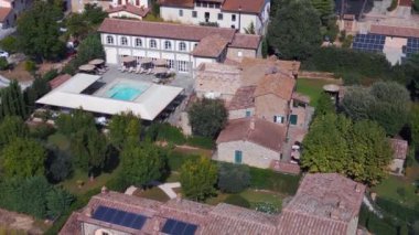 Toskana Villa İtalya Charlie Ev Kır Hayatı. Yukarıdan aşağıya uçan drone 4k sinematik-