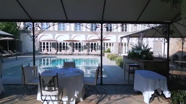 Charlie Honeymoon Pool Villa Tuscany Italy Boom Sliding Left Drone — Stock Video