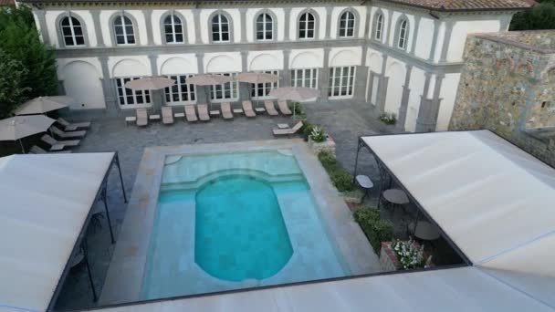 Charlie Honeymoon Pool Villa 토스카나 이탈리아 아래로 크레인 영화까지 — 비디오