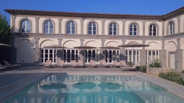 Charlie Flitterwochen Pool Villa Toskana Italien Fliegen Rückwärts Drohne Cineastische — Stockvideo