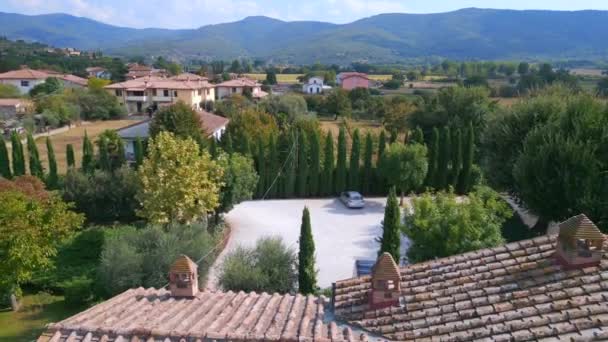 Tuscany Villa Italy Charlie House Country Life Overflight Flyover Drone — Stock Video