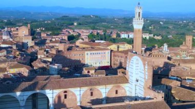 Piazza del Campo Kulesi ortaçağ şehri Siena Toskana İtalya. İHA 'nın üzerinden uçarken 4k sinematik...