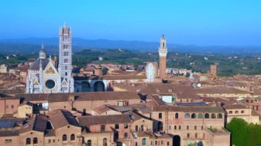 Piazza del Campo Kulesi ortaçağ şehri Siena Toskana İtalya. İHA 'nın üzerinden uçarken 4k sinematik...