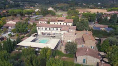 Toskana Villa İtalya Charlie Ev Kır Hayatı. Geniş yörünge genel bakış İHA 4k sinematik