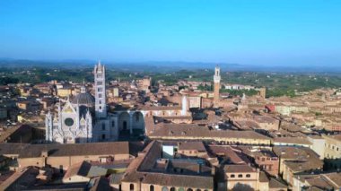 Piazza del Campo Kulesi ortaçağ şehri Siena Toskana İtalya. panorama genel bakış İHA 4k sinematik