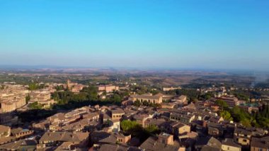 Piazza del Campo Kulesi ortaçağ şehri Siena Toskana İtalya. panorama yörüngesi drone 4k sinematik