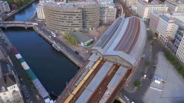 Berlin şehir merkezi Avrupa 'da, 2023 yazında 4K insansız hava aracı havalandı..