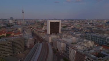 Berlin şehir merkezi Avrupa 'da, 2023 yazında sağ 4K insansız hava aracına rotasyon.