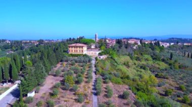 İHA Tuscany Ortaçağ Köyü Şaraphanesi, Ekim 2023 İtalya. Panorama İnsansız Hava Aracı Yüksek kalite 4K görüntü