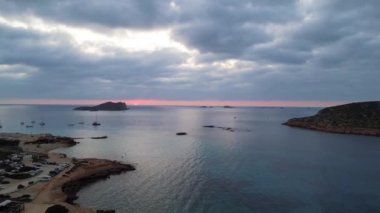 Bulutlu gün batımı plajı İbiza İspanya Kontu 2023 Ekim 'de İHA Yüksek kalite 4K görüntü görüntüsü