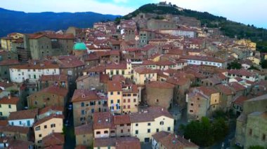 Toskana şehri Cortona dağı Arezzo İtalya 2023 İHA 4K görüntülerini indiriyor.