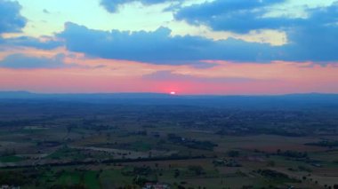 İnsansız hava aracı Tuscany Vadisi Bulutlu gökyüzü, günbatımı, Ekim 2023.