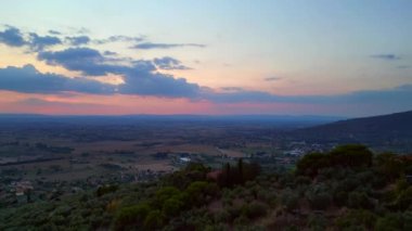 İnsansız hava aracı Tuscany Vadisi Bulutlu gökyüzü, günbatımı, 2023 Ekim.