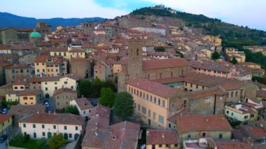 Toskana şehri Cortona dağı Arezzo İtalya 2023 Panorama insansız hava aracı yörüngesindeki 4K görüntüleri.